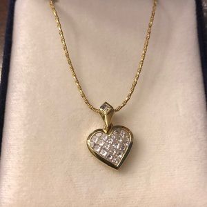 18K Gold Heart Pendant With 22 Diamonds